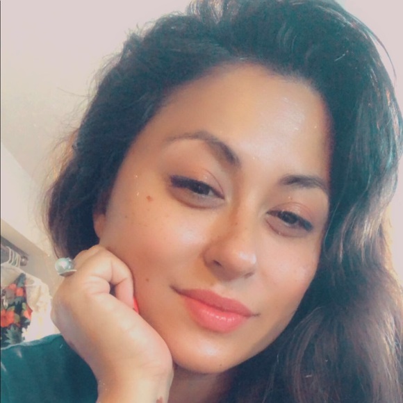 Profile Picture of Theresa Kapaku (@leianoa) on Poshmark