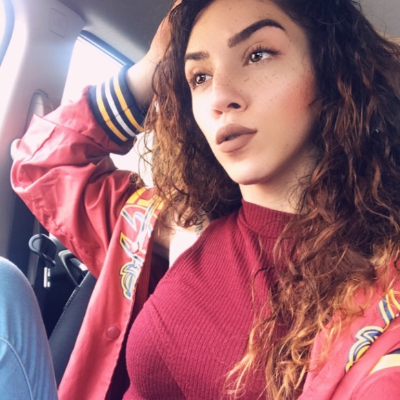 Profile Picture of Jessenia Santiago (@juhseneeuhh) on Poshmark