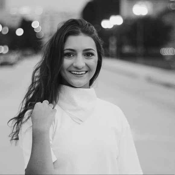 Madison Veillon - Poshmark Profile Picture of Madison Veillon (@madisonlouisev) on Poshmark