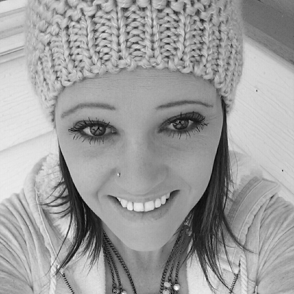 Profile Picture of Lacy Zollinger (@lacyzollinger) on Poshmark