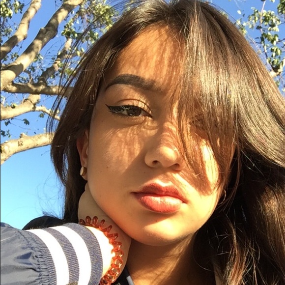 Profile Picture of Bianca Bennett (@dabbexpress) on Poshmark