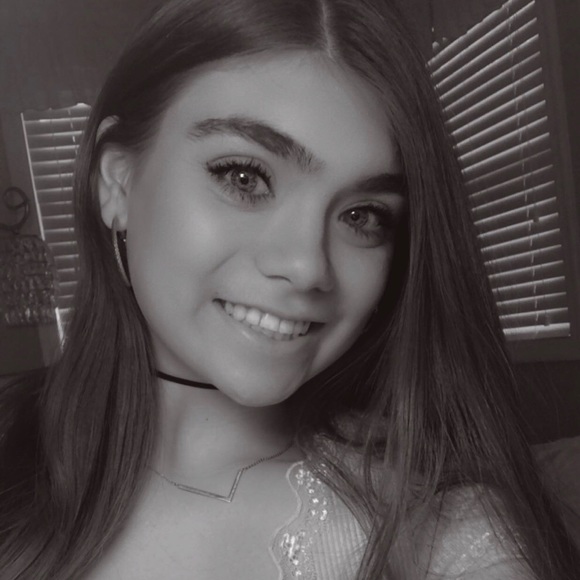 Profile Picture of Leanne Robbins (@leannerobbins) on Poshmark