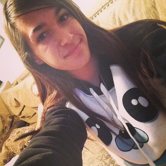 Profile Picture of Maddasen Bonitatibus (@maddasen) on Poshmark