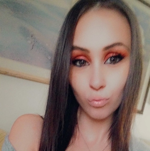 Profile Picture of Julia Murray (@juliebean743) on Poshmark