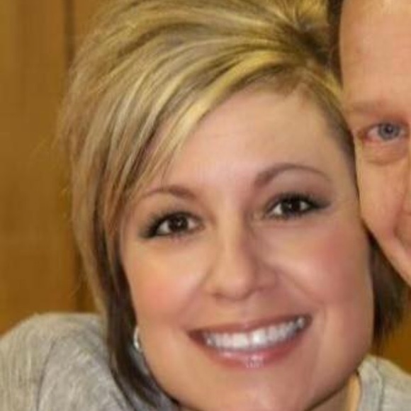 Profile Picture of Alecia Friemel (@aleciafriemel) on Poshmark