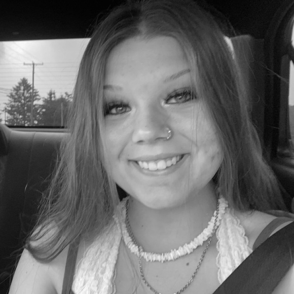 Profile Picture of Alivia Enterline (@aliviaenterline) on Poshmark