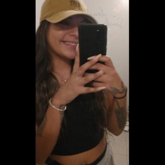 Profile Picture of Brittany Macedo (@britlinn2) on Poshmark