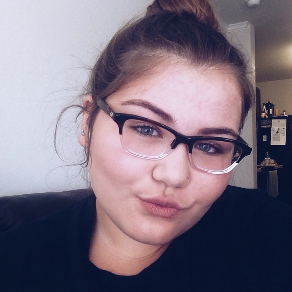 Profile Picture of Devin Lampitt (@devinn_grace) on Poshmark
