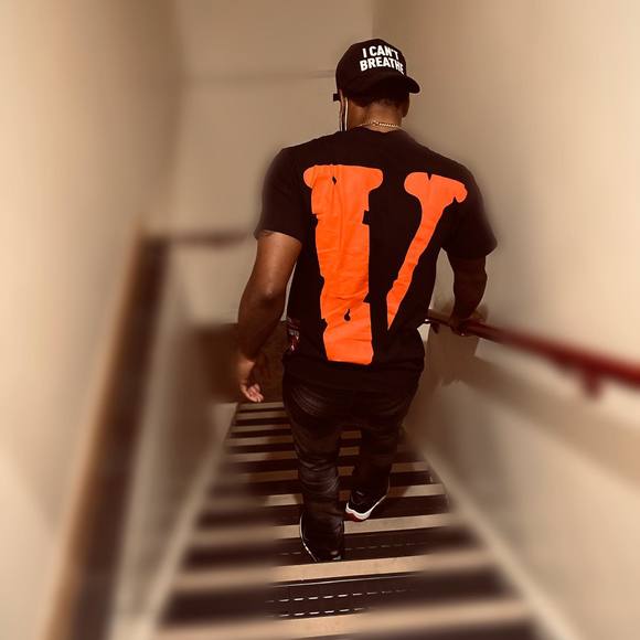 Profile Picture of Ryan Rickenbacker (@livelovekr) on Poshmark