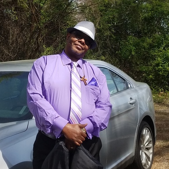 Profile Picture of Terry Reeves (@terryreeves830) on Poshmark