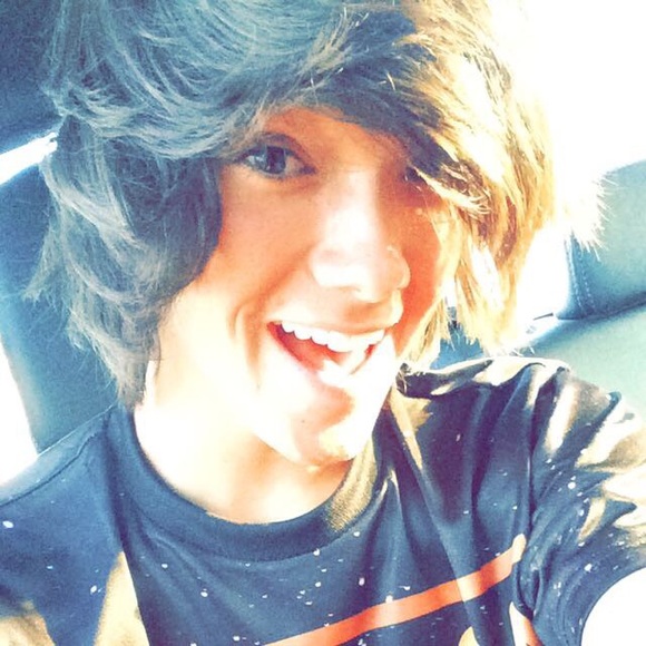 Profile Picture of Joel Olivarez (@ivehuggedatree) on Poshmark