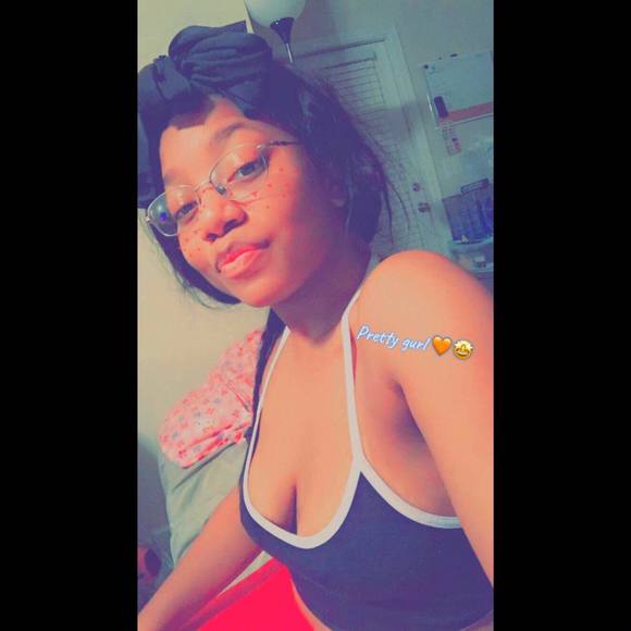 Profile Picture of Lithia Alexius (@alexius166moss) on Poshmark