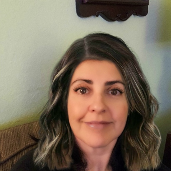 Profile Picture of Alicia Lara (@alicialara1975) on Poshmark