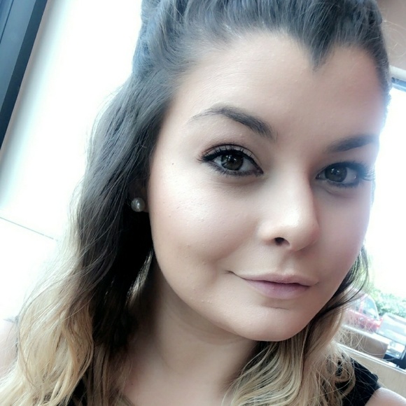 Profile Picture of Darian Cribbs (@dariansbling) on Poshmark