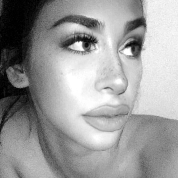 Profile Picture of Kiauna Hoeflich (@kiaunahalle) on Poshmark