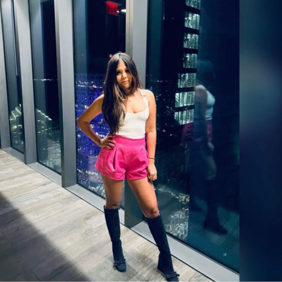 Profile Picture of Krystal Chung (@krystalchung878) on Poshmark