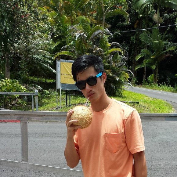 Profile Picture of Ping Chen (@pingtv) on Poshmark