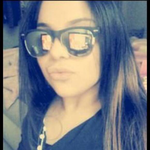 Profile Picture of Jennifer Castro (@est1999j) on Poshmark