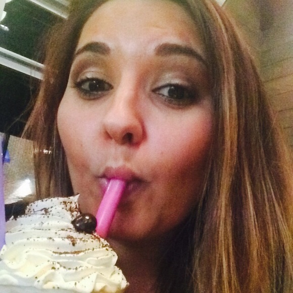 Profile Picture of Amanda Degolier (@amandadeg) on Poshmark