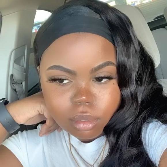 Profile Picture of Jamellaa Thomas (@goldcha1nz_) on Poshmark