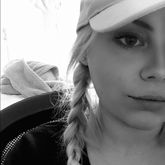 Profile Picture of Hazel Brown (@hazelbennie) on Poshmark