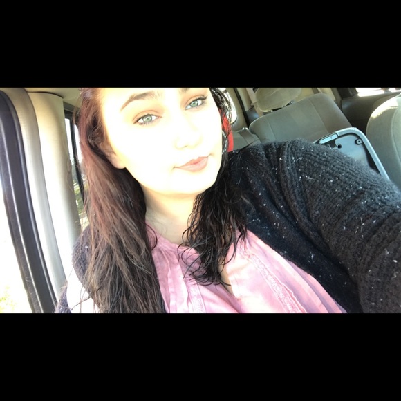 Profile Picture of Destinee Mccullum (@destineemccullu) on Poshmark