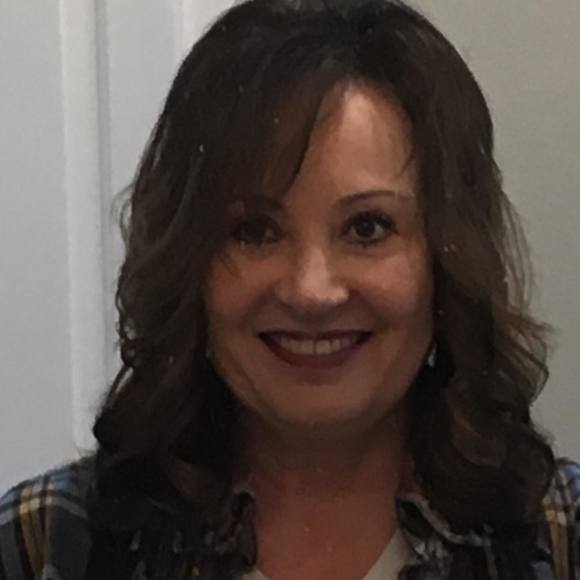 Profile Picture of Kris Vititow (@krisvititow) on Poshmark