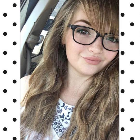 Profile Picture of Ellie Tipple (@entipple) on Poshmark