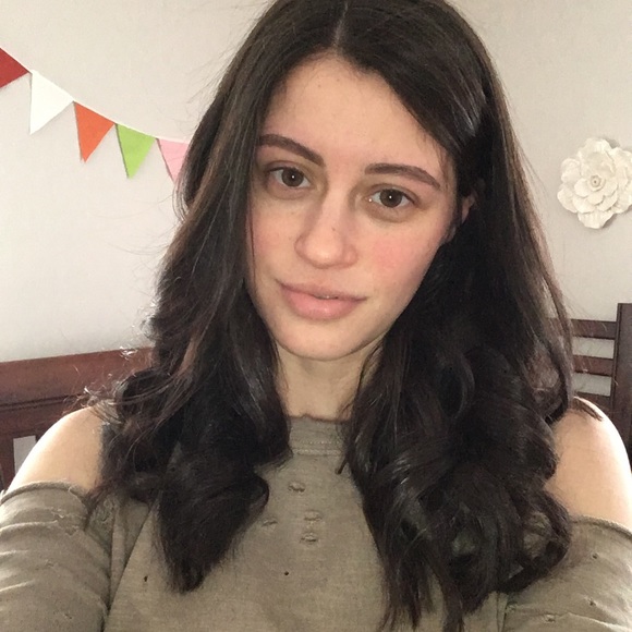 Profile Picture of Taylor Mello (@tmell0) on Poshmark