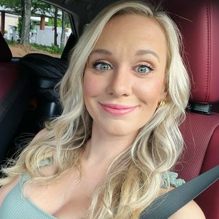 Profile Picture of Angela Holcomb (@angelarholcomb) on Instagram