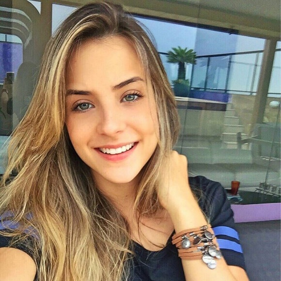 Profile Picture of Jessica Arbury (@jessica4a) on Poshmark