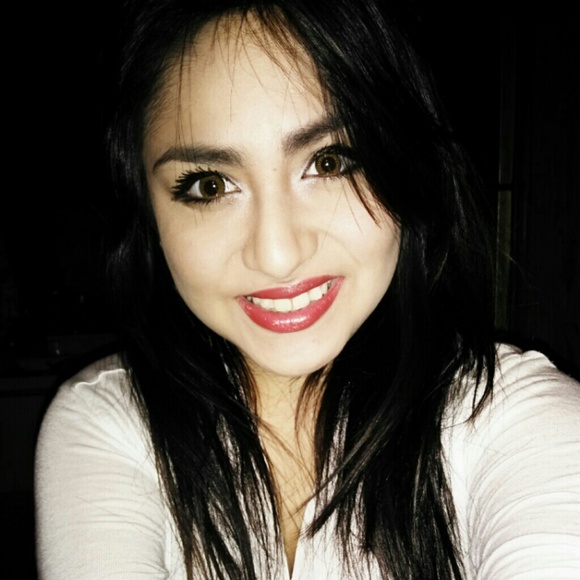 Profile Picture of Leandra Jimenez (@hunnibells) on Poshmark