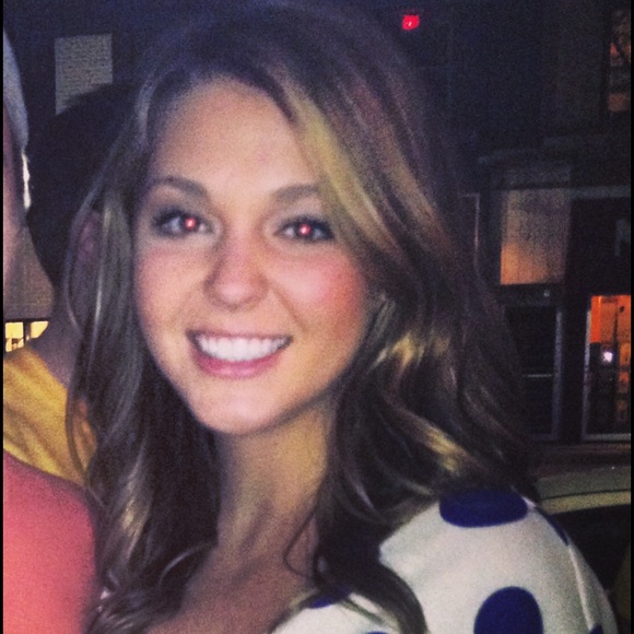 Profile Picture of Andrea Holdsworth (@andreaholdswort) on Poshmark