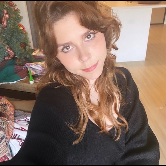 Profile Picture of Erin Quinn (@erinquinn437) on Poshmark