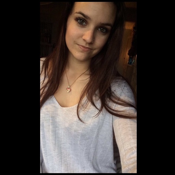 Profile Picture of Julia Benning (@juliaakb) on Poshmark