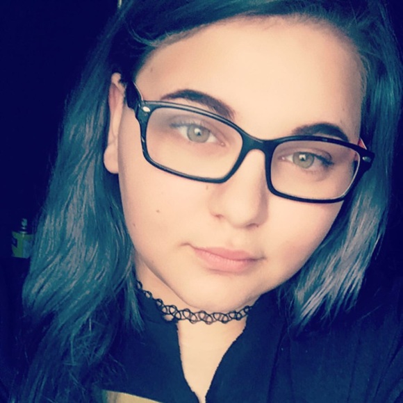 Profile Picture of Dani Mills (@grunge_n_roses) on Poshmark