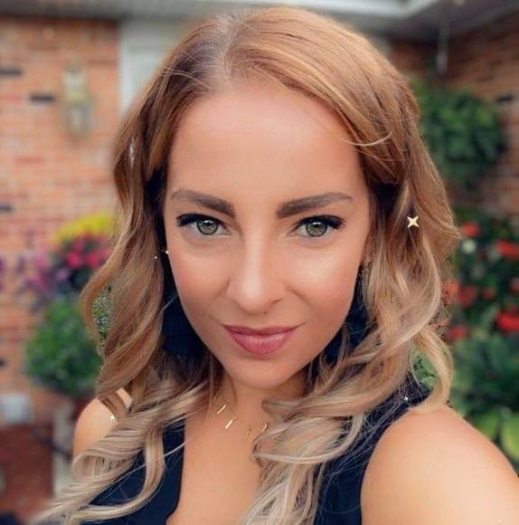 Profile Picture of Nicole Echterling (@nechterl) on Poshmark