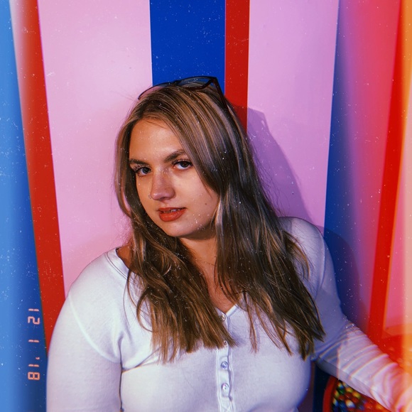 Profile Picture of Victoria Oswald (@vicoswald) on Poshmark