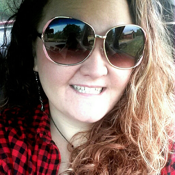 Profile Picture of Amber Beltramo (@amberbeltramo) on Poshmark