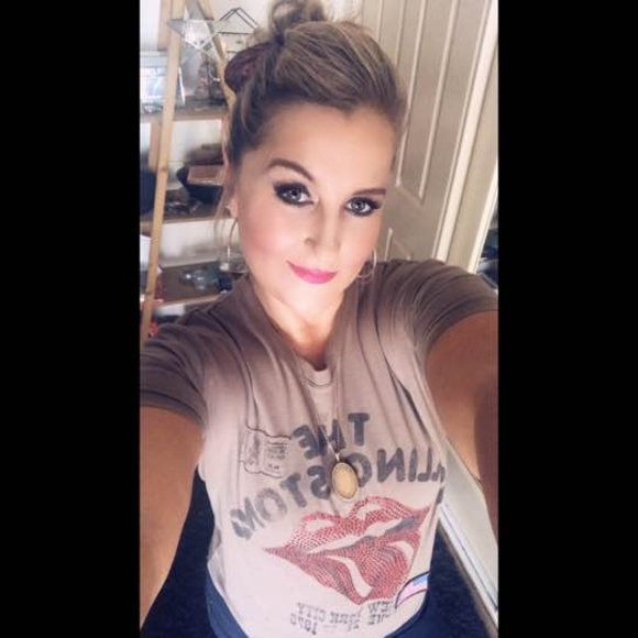 Profile Picture of Nicky Thomas (@nickyt73) on Poshmark