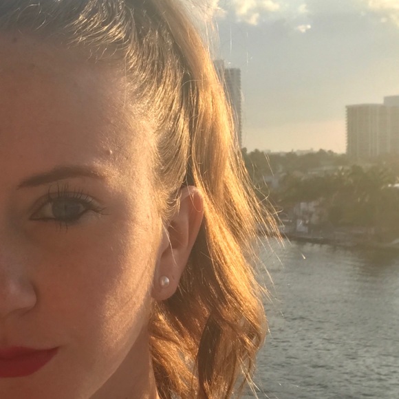 Profile Picture of Casey Farrell (@cas115) on Poshmark