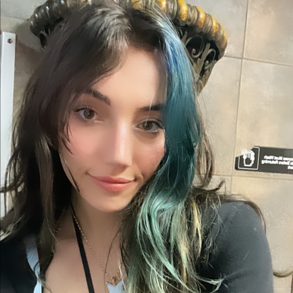 Profile Picture of Samantha Mora (@samantharennn) on Poshmark