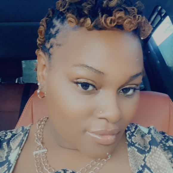 Samantha Rolland - Poshmark Profile Picture of Samantha Rolland (@samantharolland) on Poshmark