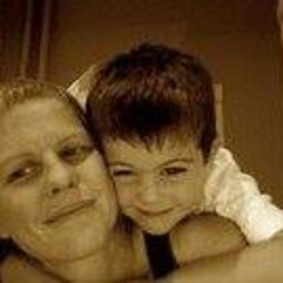 Profile Picture of Amy Deschner (@adeschner) on Poshmark