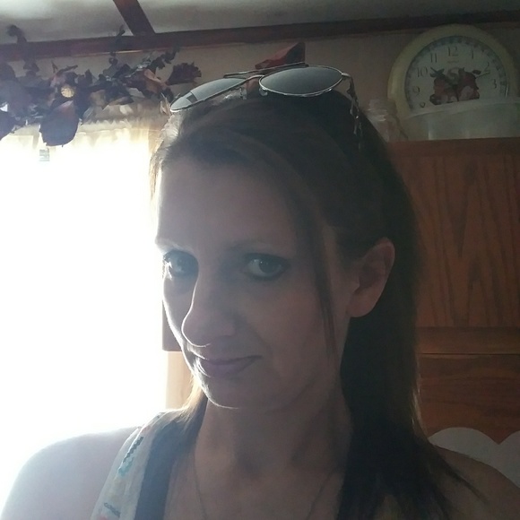 Profile Picture of Bobbi James (@bobbi_james) on Poshmark