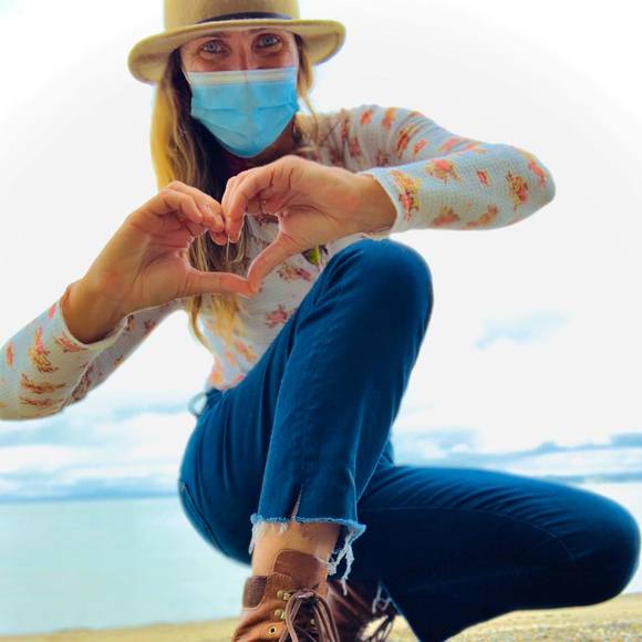 Profile Picture of Deborah Wiegmann (@debwiegman) on Poshmark