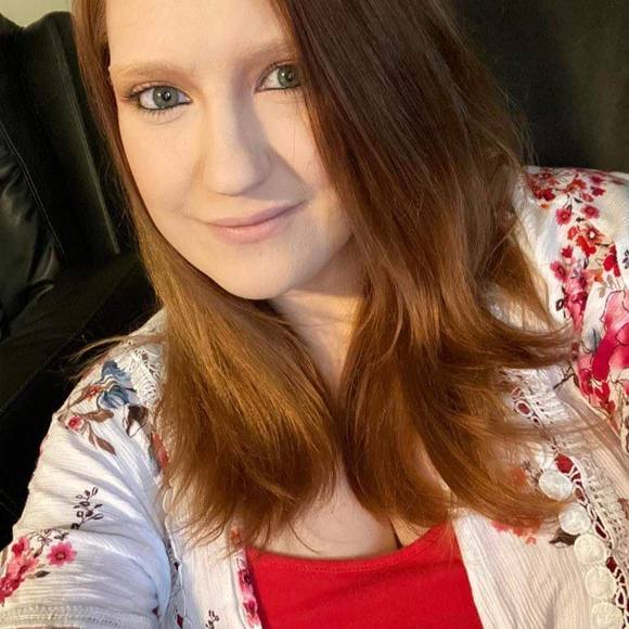 Profile Picture of Amanda Layton (@aelayton992) on Poshmark