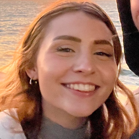 Profile Picture of Cheyenne Beever (@cheycheyzeni) on Poshmark