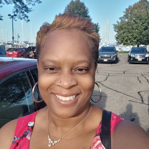 Profile Picture of Stacy Thomas (@mslyn73) on Poshmark