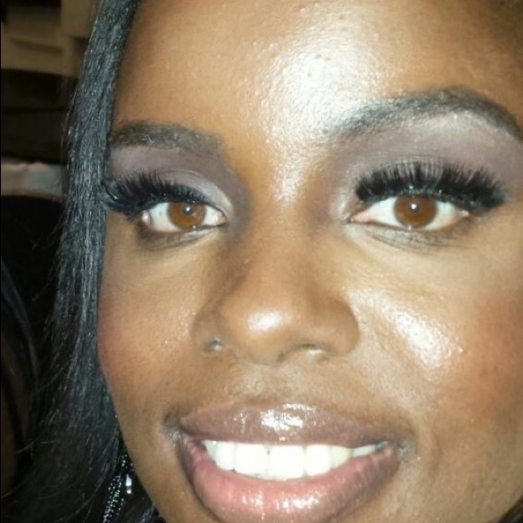 Nikki Holmes - Poshmark Profile Picture of Nikki Holmes (@nikkiswhite) on Poshmark